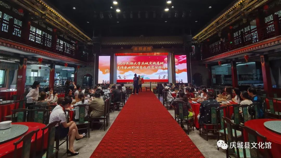 北方民族大学师生学习庆阳香包绣制