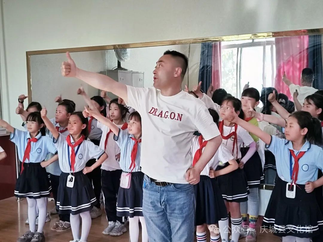 戏曲进校园 欢度儿童节