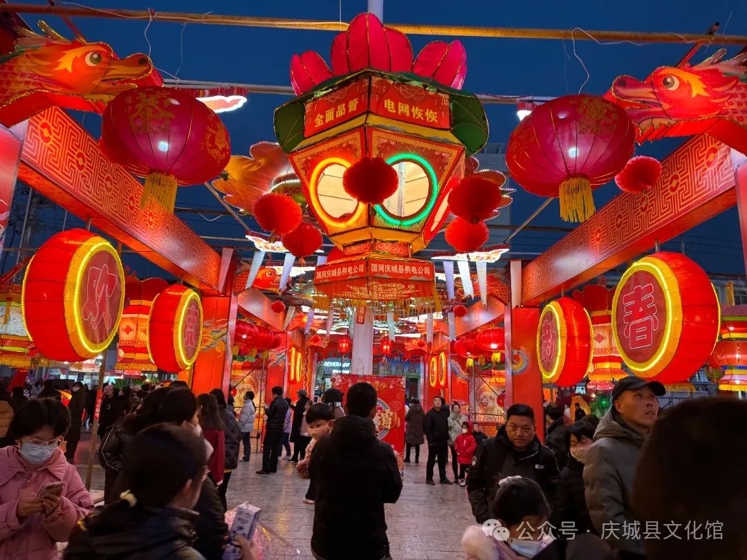 正月十五闹元宵 阖家团圆赏花灯