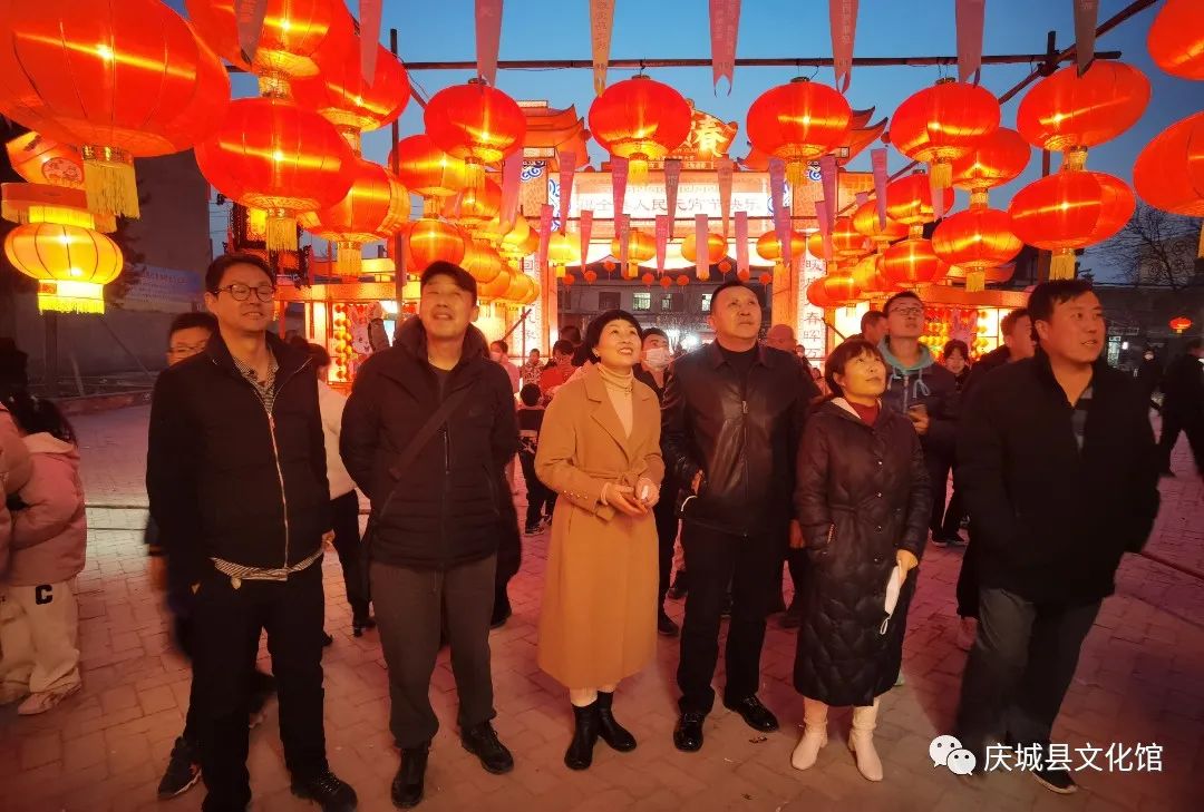 正月十五闹元宵 合家团圆赏花灯