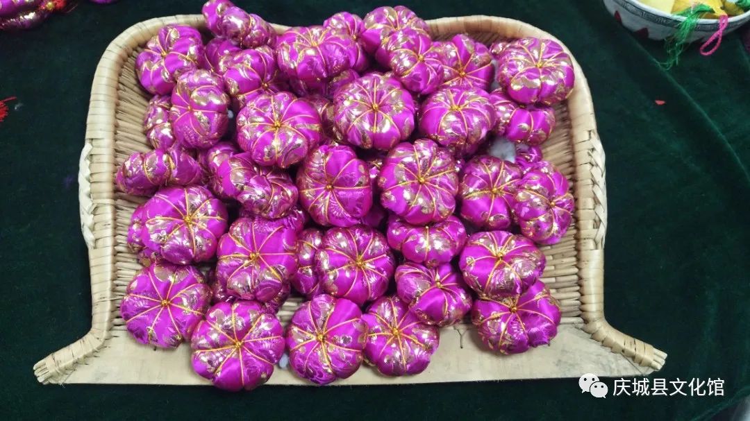 庆城县非遗传承人向兰洽会捐赠香包，宣传推广庆城非遗文化